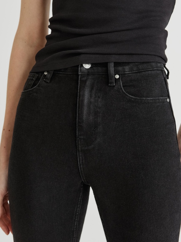 Товар красного цвета с внутренней стороны