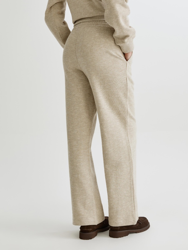 прямые брюки из фактурного футера по цене 2999 руб вид справа