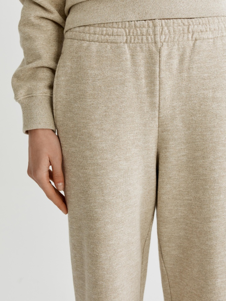 прямые брюки из фактурного футера из россии вид сбоку