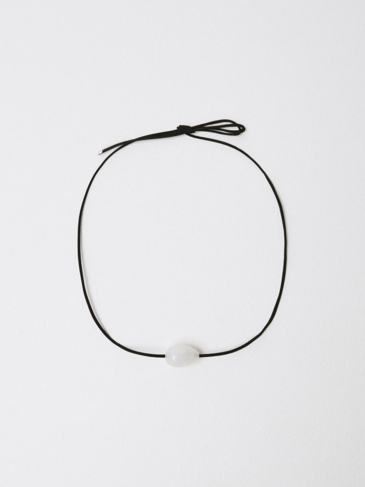 

Колье-шнурок с декором из кварца