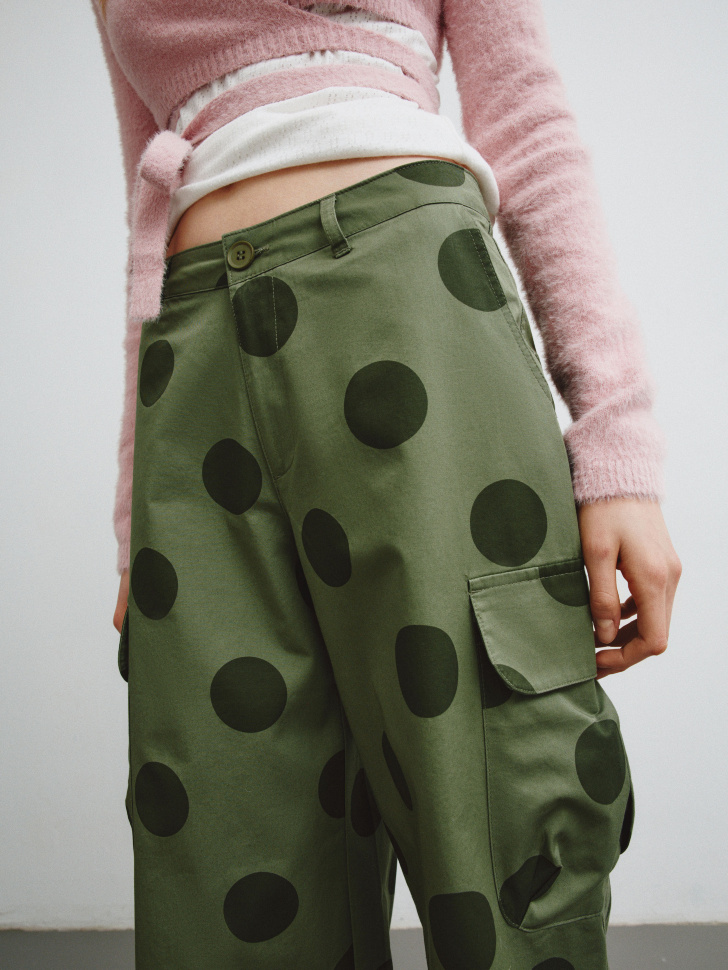 широкие брюки карго из линейки  young из россии вид сбоку