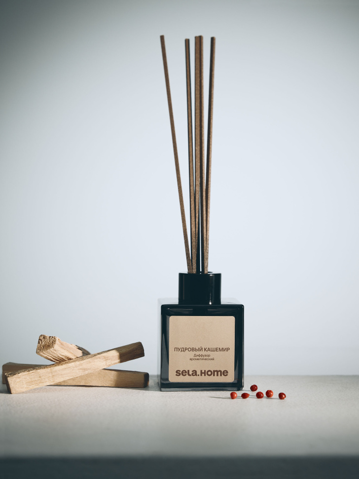 ароматический диффузор «пудровый кашемир» от бренда sela вид слева