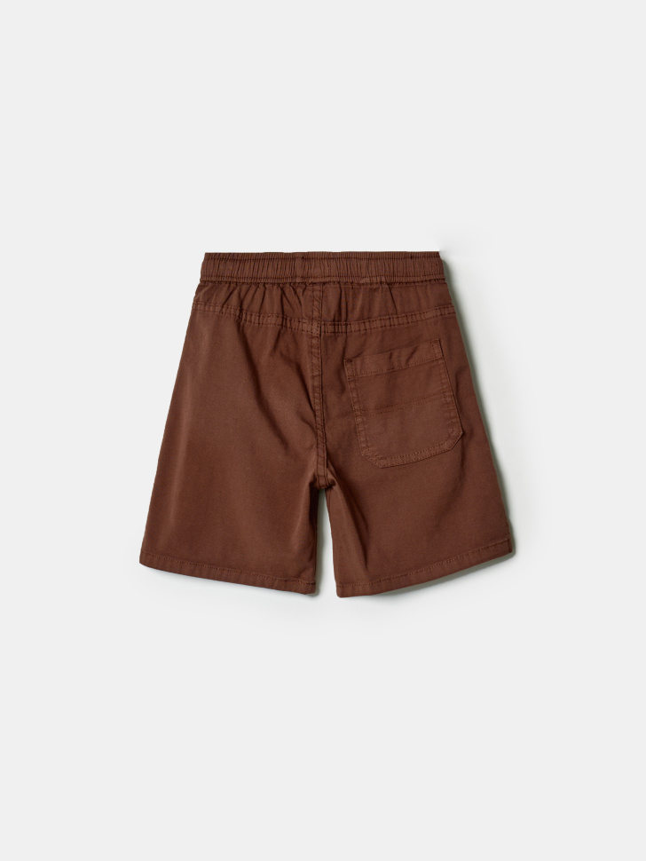 удлиненные шорты из хлопка для мальчиков от бренда sela вид слева