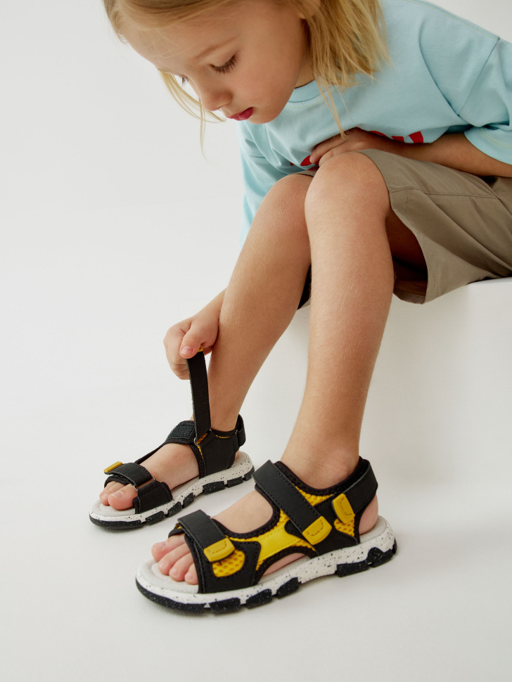 сандалии на липучках для мальчиков от бренда sela вид слева