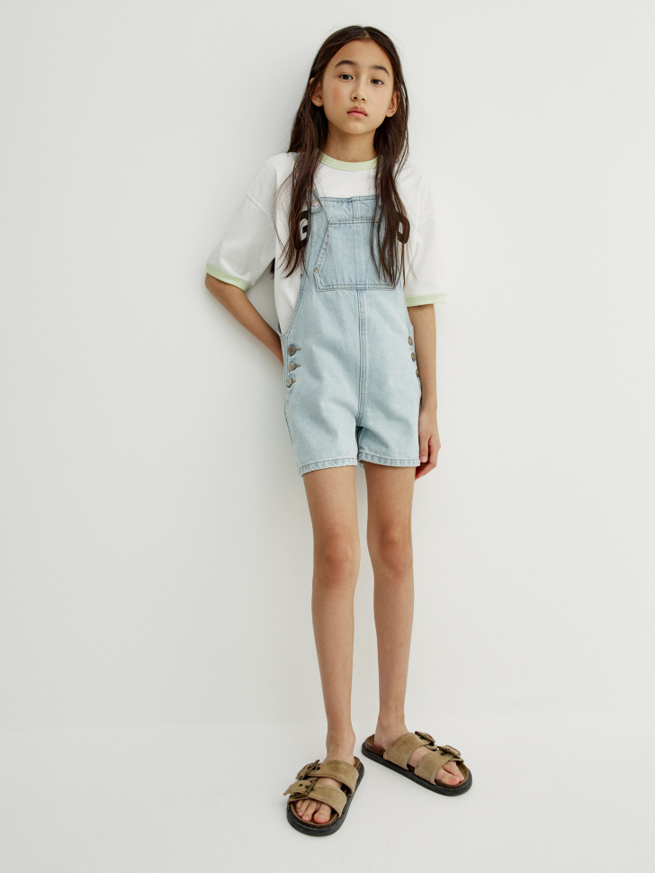 джинсовый комбинезон для девочек от бренда sela вид слева