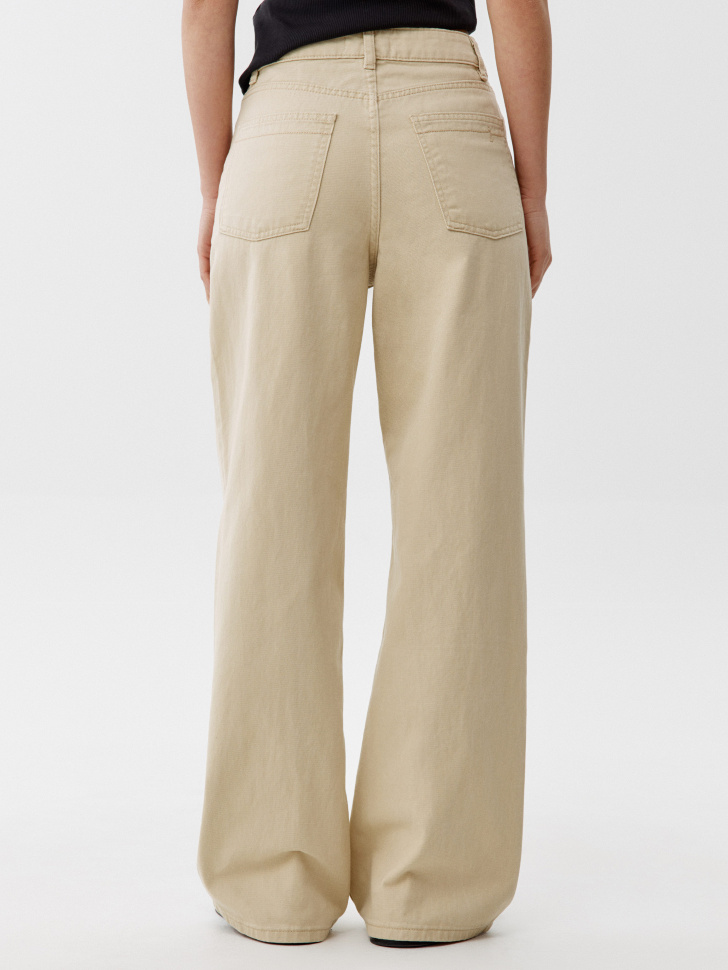 классические прямые джинсы со средней посадкой по цене 3999 руб вид справа