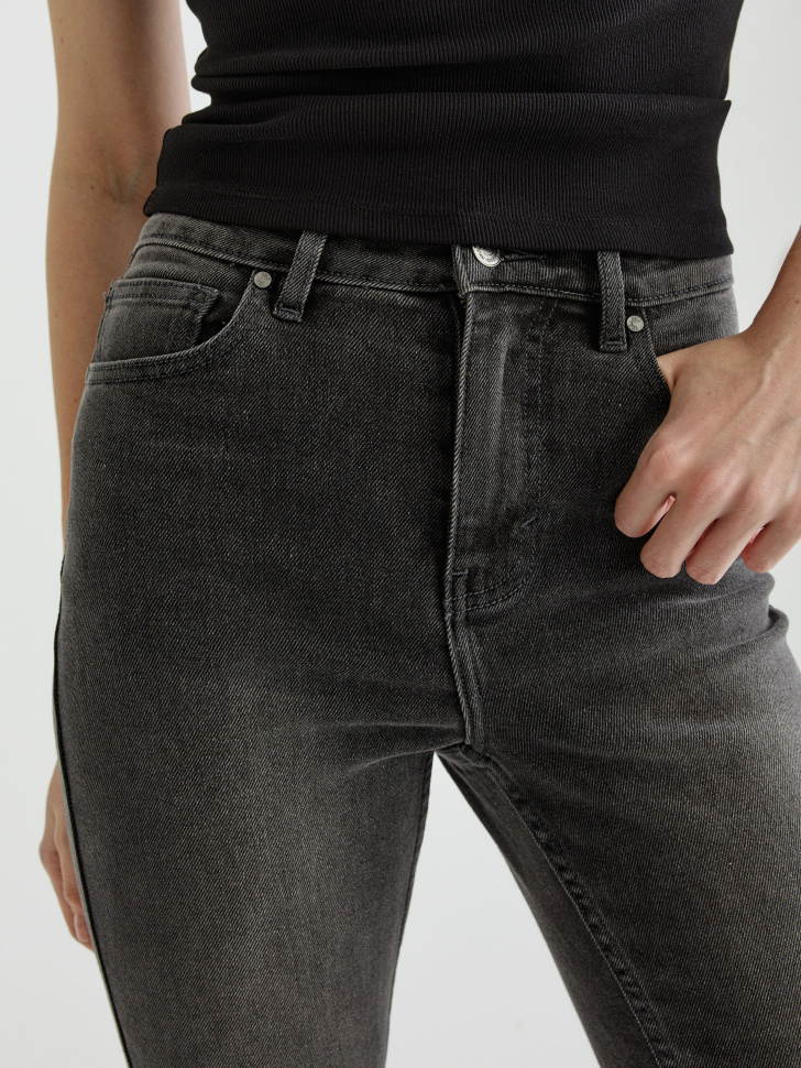 Товар красного цвета с внутренней стороны