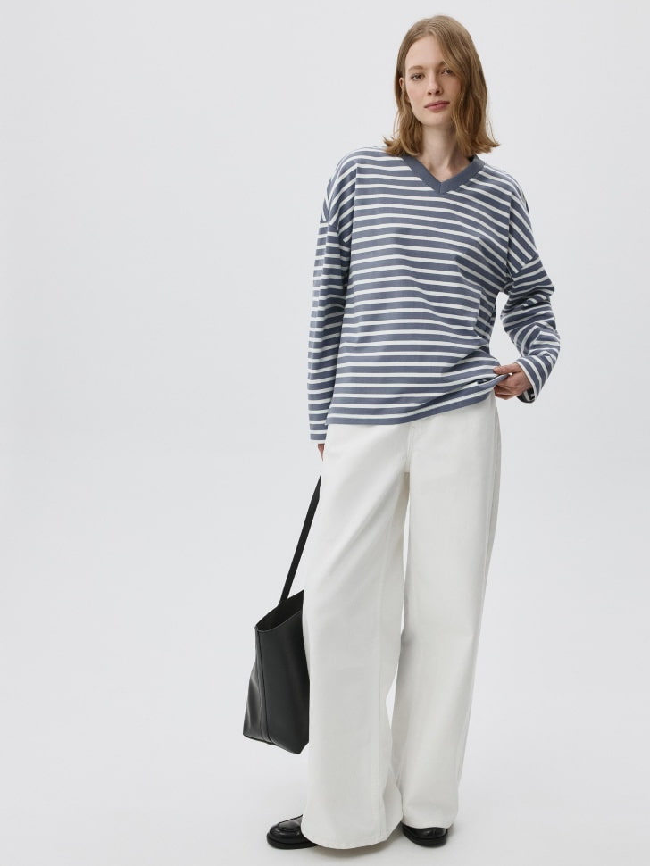 Лонгслив ANNA OVERSIZE FIT с треугольным вырезом. Фото №2
