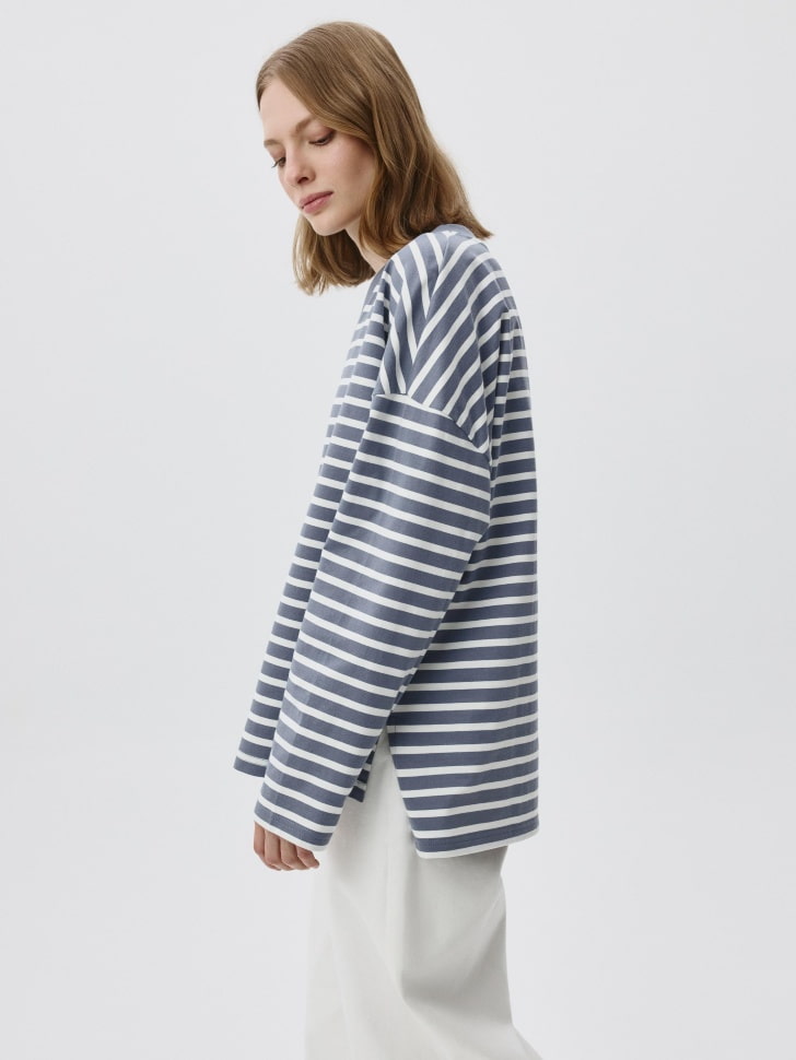Лонгслив ANNA OVERSIZE FIT с треугольным вырезом. Фото №4