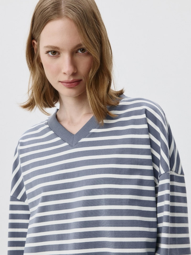 Лонгслив ANNA OVERSIZE FIT с треугольным вырезом. Фото №5