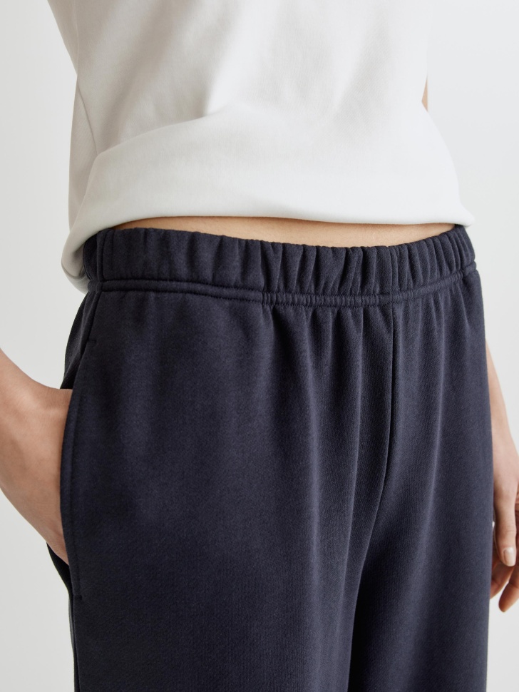 брюки из футера по цене 3299 руб вид справа