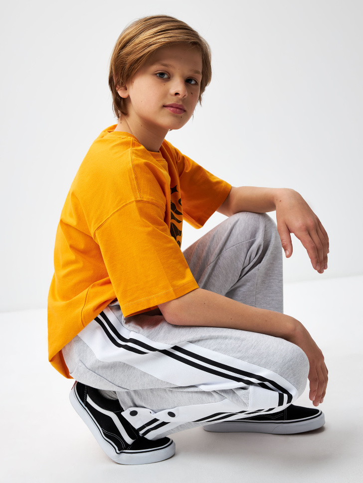 Трикотажные брюки с лампасами для мальчиков (серый, 128) sela 4680168672101 - фото 3