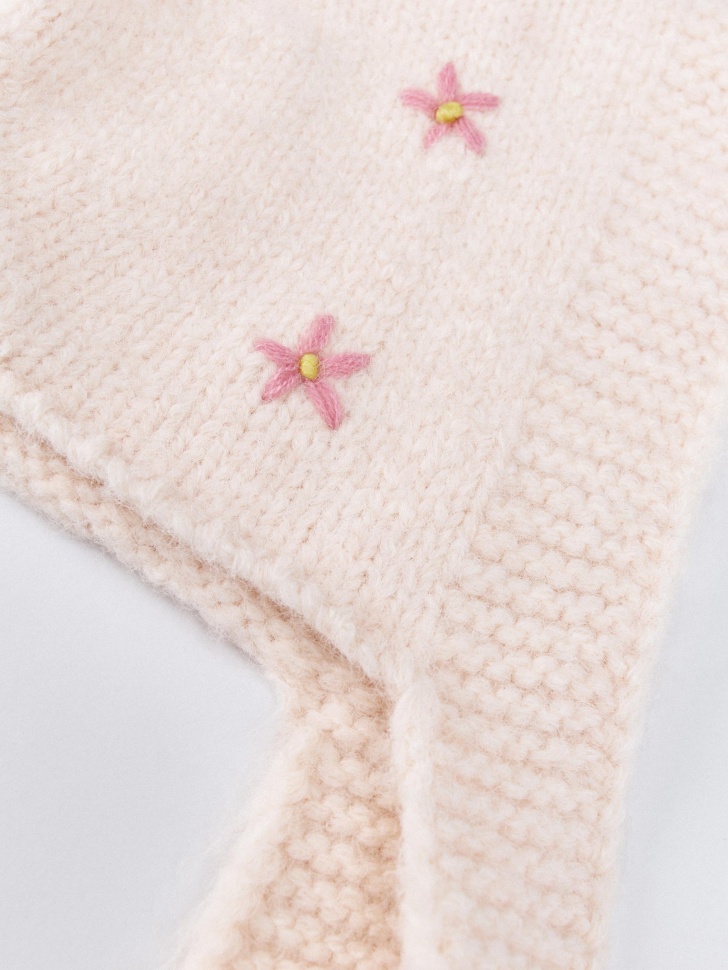 шапка-чепчик с вышивкой для девочек от бренда sela вид слева