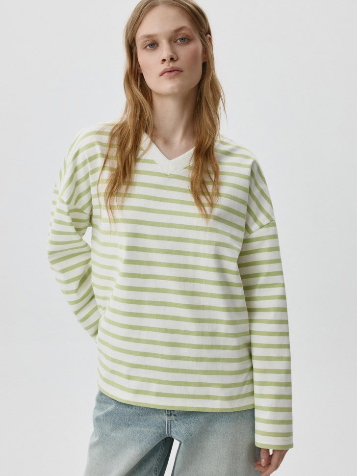 

Лонгслив ANNA OVERSIZE FIT с треугольным вырезом