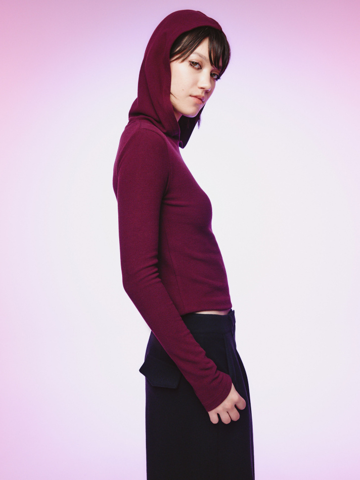 лонгслив с капюшоном из линейки  young по цене 2499 руб вид справа