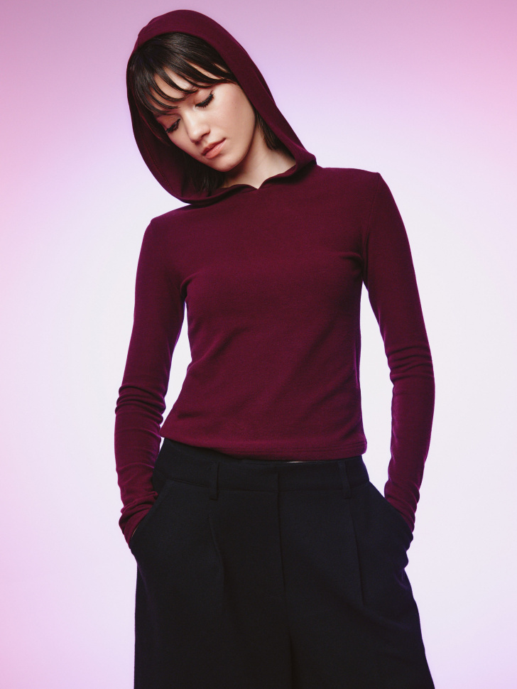 лонгслив с капюшоном из линейки  young из россии вид сбоку