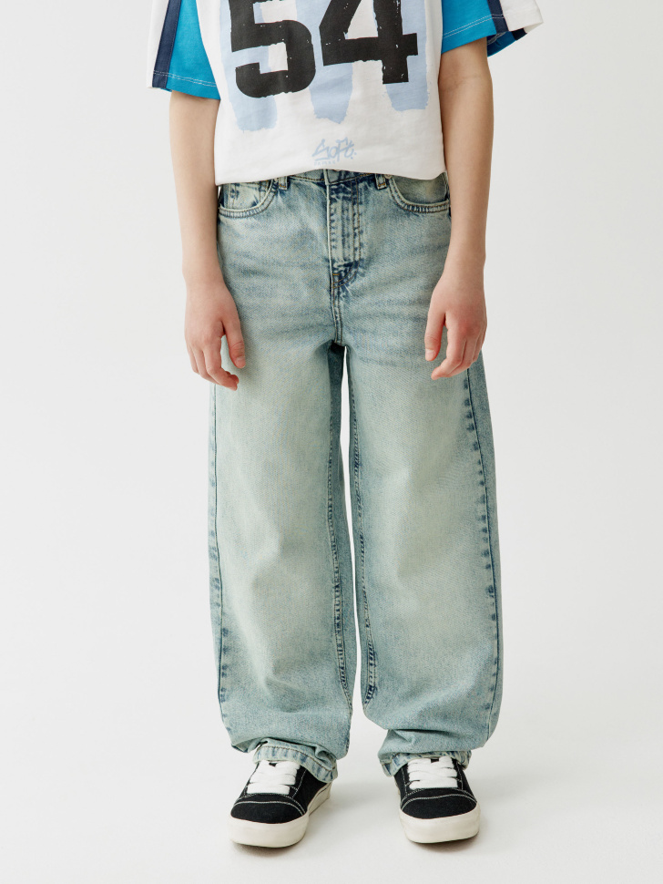 свободные джинсы багги для мальчиков от бренда sela вид слева