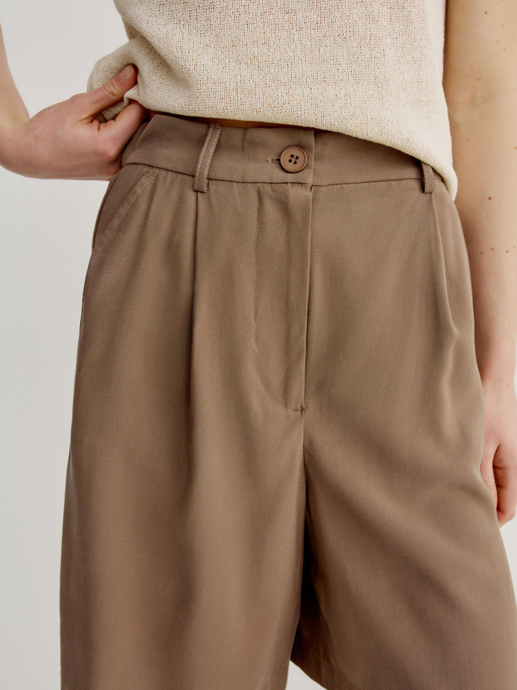 костюмные шорты на резинке от бренда sela вид слева