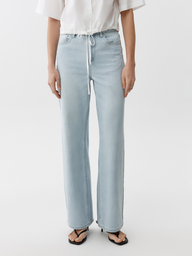 классические прямые джинсы со средней посадкой от бренда sela вид слева