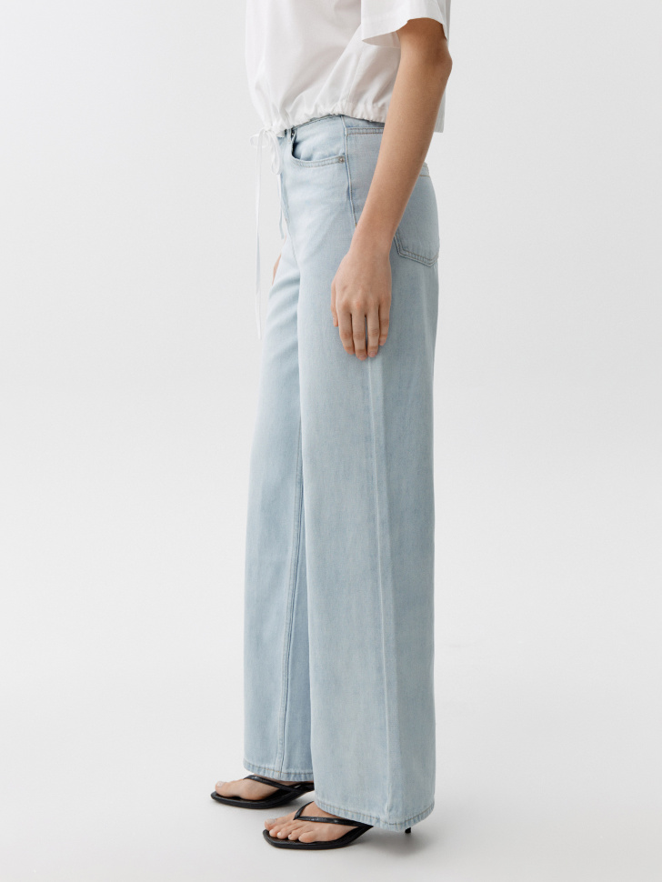 классические прямые джинсы со средней посадкой по цене 3999 руб вид справа