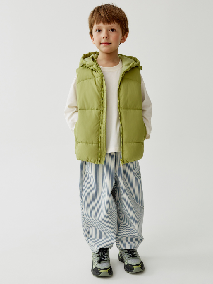 жилет с капюшоном для мальчиков от бренда sela вид слева