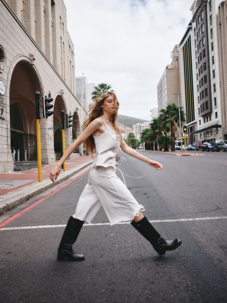 топ атласный с кружевом из линейки  young от бренда sela вид слева