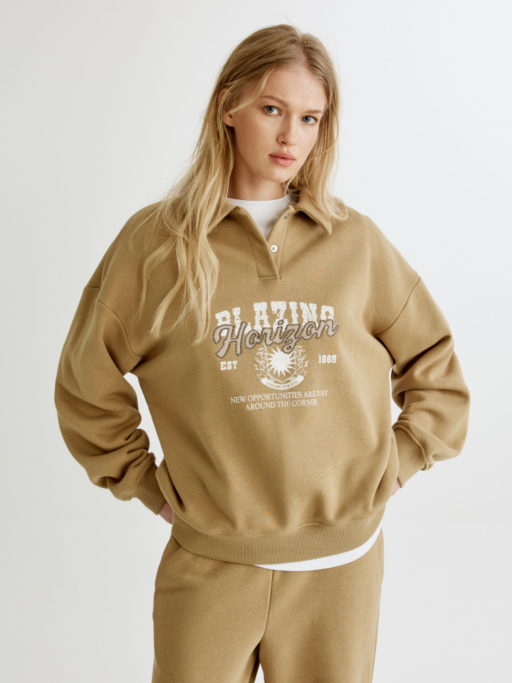 свитшот-поло оверсайз с принтом из россии вид сбоку