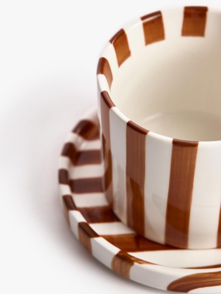 чайная пара из костяного фарфора в полоску от бренда sela вид слева