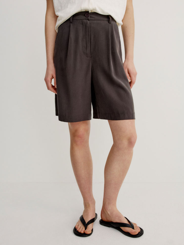 костюмные шорты на резинке от бренда sela вид слева