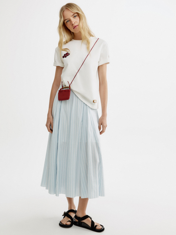 футболка с вышивкой и патчем прямого кроя от бренда sela вид слева