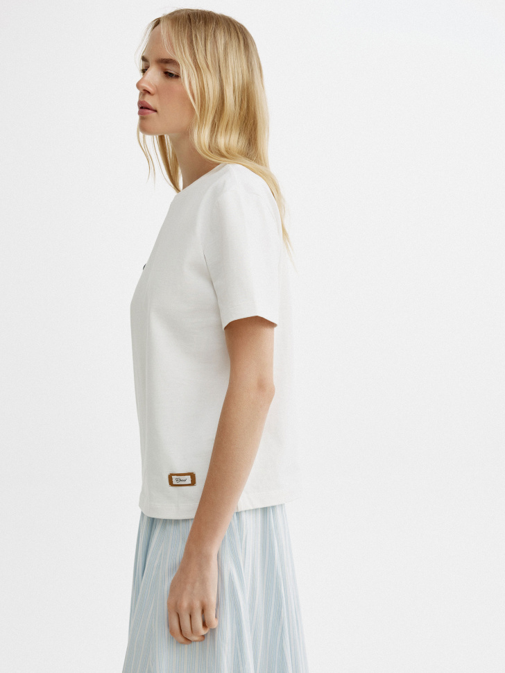 футболка с вышивкой и патчем прямого кроя из россии вид сбоку