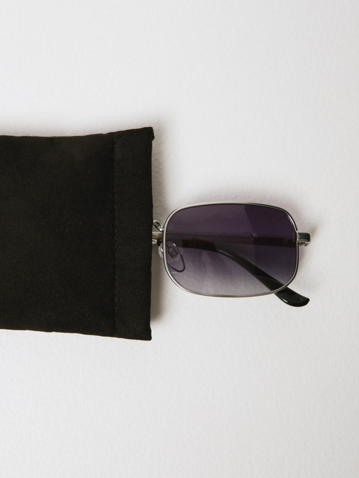 солнцезащитные очки от бренда sela вид слева