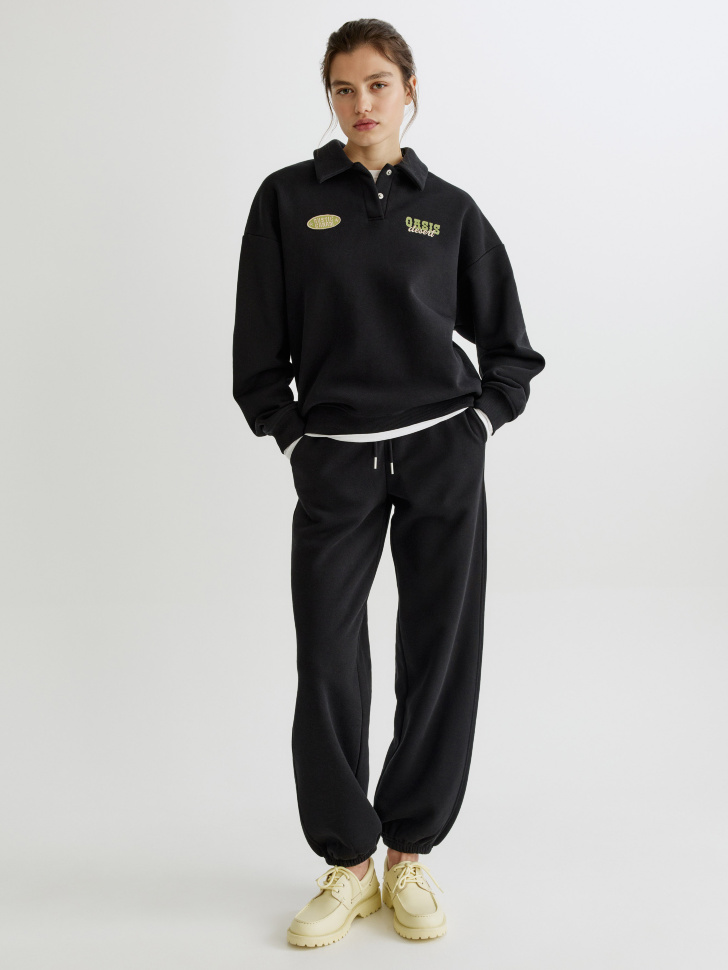 свитшот-поло оверсайз с принтом от бренда sela вид слева