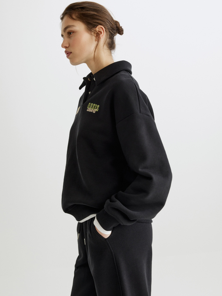 свитшот-поло оверсайз с принтом из россии вид сбоку