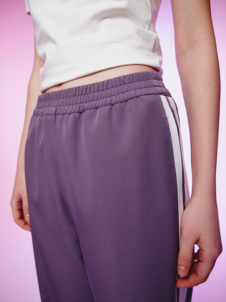 брюки с лампасами из линейки  young из россии вид сбоку