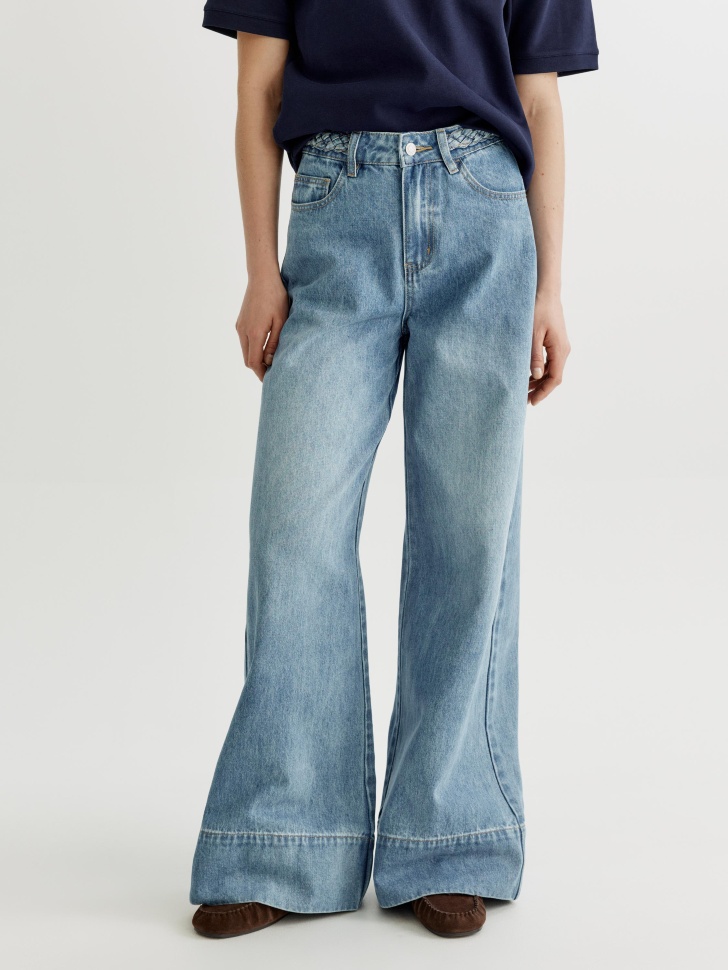 широкие джинсы с подворотом от бренда sela вид слева