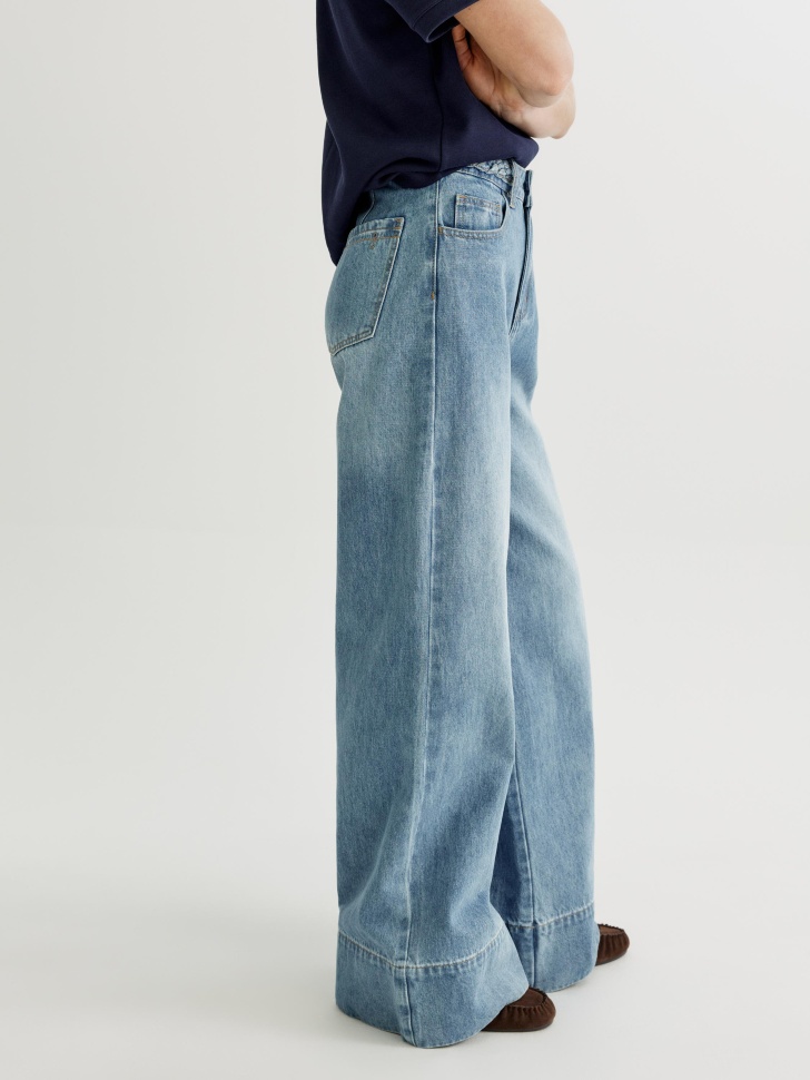 широкие джинсы с подворотом из россии вид сбоку