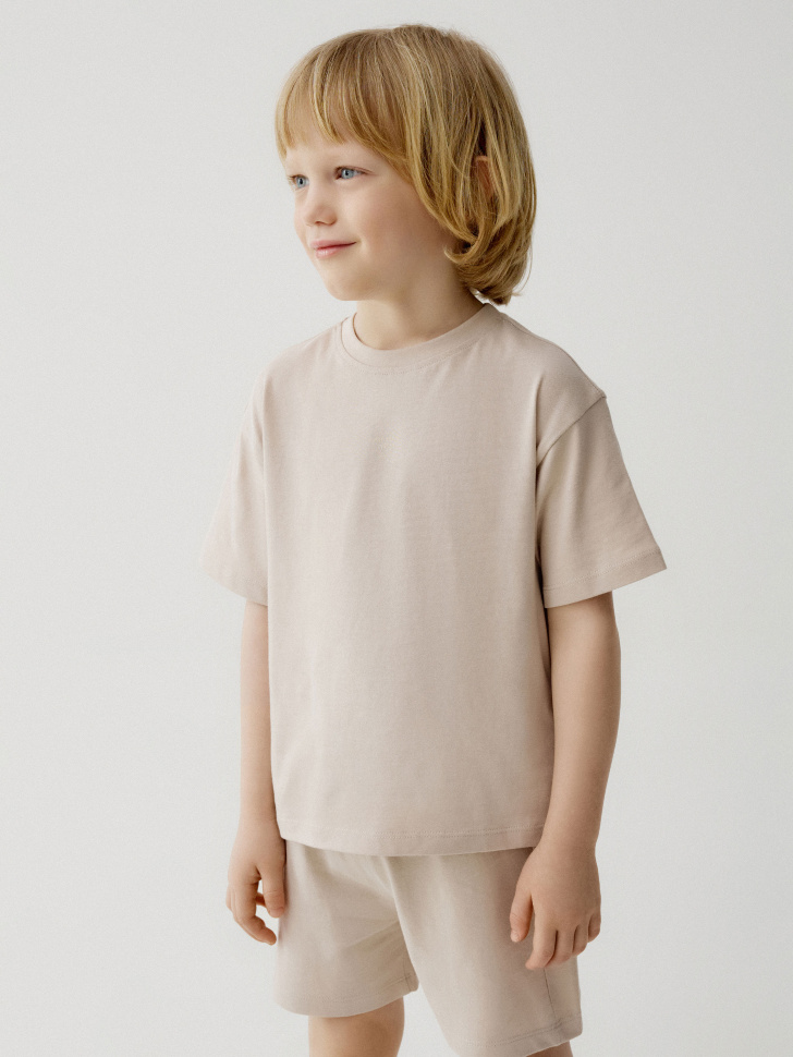 комплект из футболки и шорт для мальчиков из россии вид сбоку