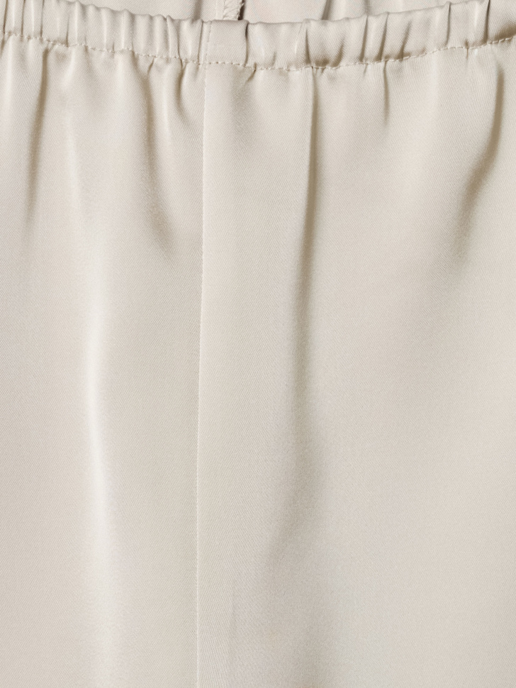 атласные короткие шорты из линейки  young из проверенных материалов спереди