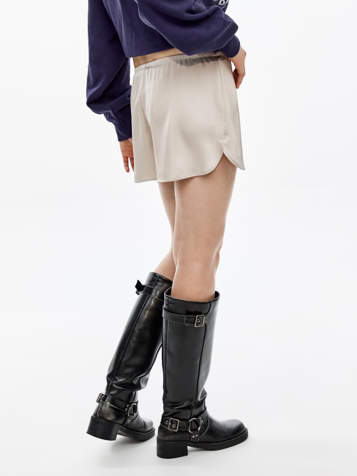 атласные короткие шорты из линейки  young из россии вид сбоку