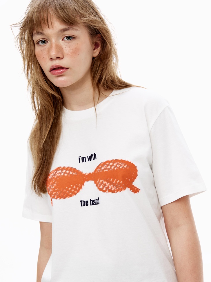 футболка оверсайз с принтом из линейки  young из россии вид сбоку