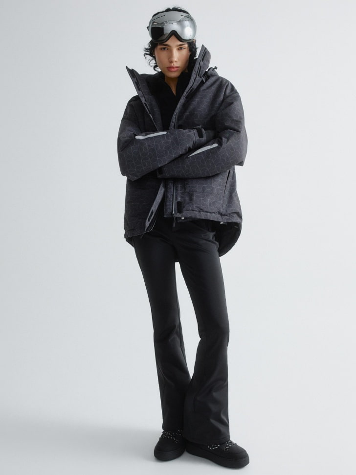 горнолыжная куртка из технологичной мембраны от бренда sela вид слева