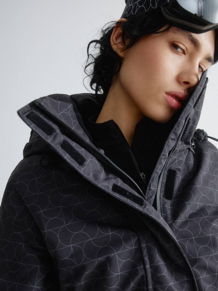 горнолыжная куртка из технологичной мембраны из россии вид сбоку