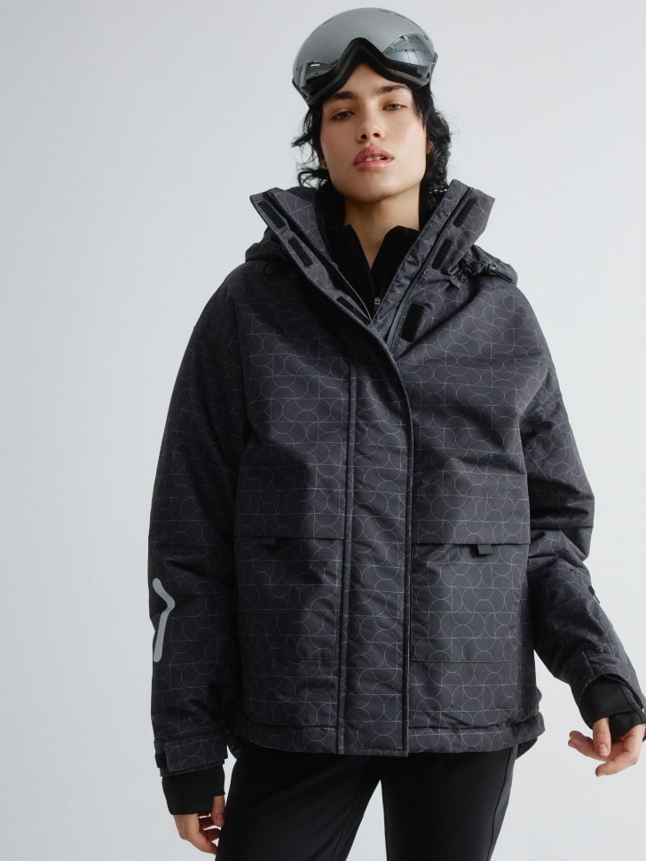 горнолыжная куртка из технологичной мембраны из проверенных материалов спереди