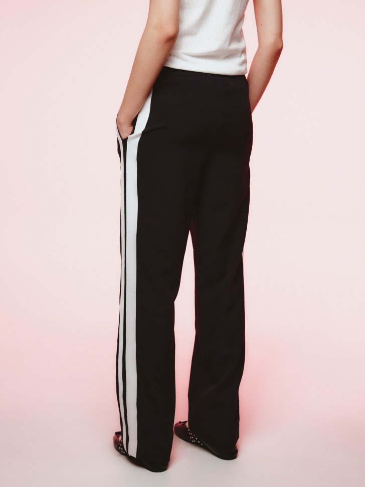 брюки с лампасами из линейки  young из россии вид сбоку