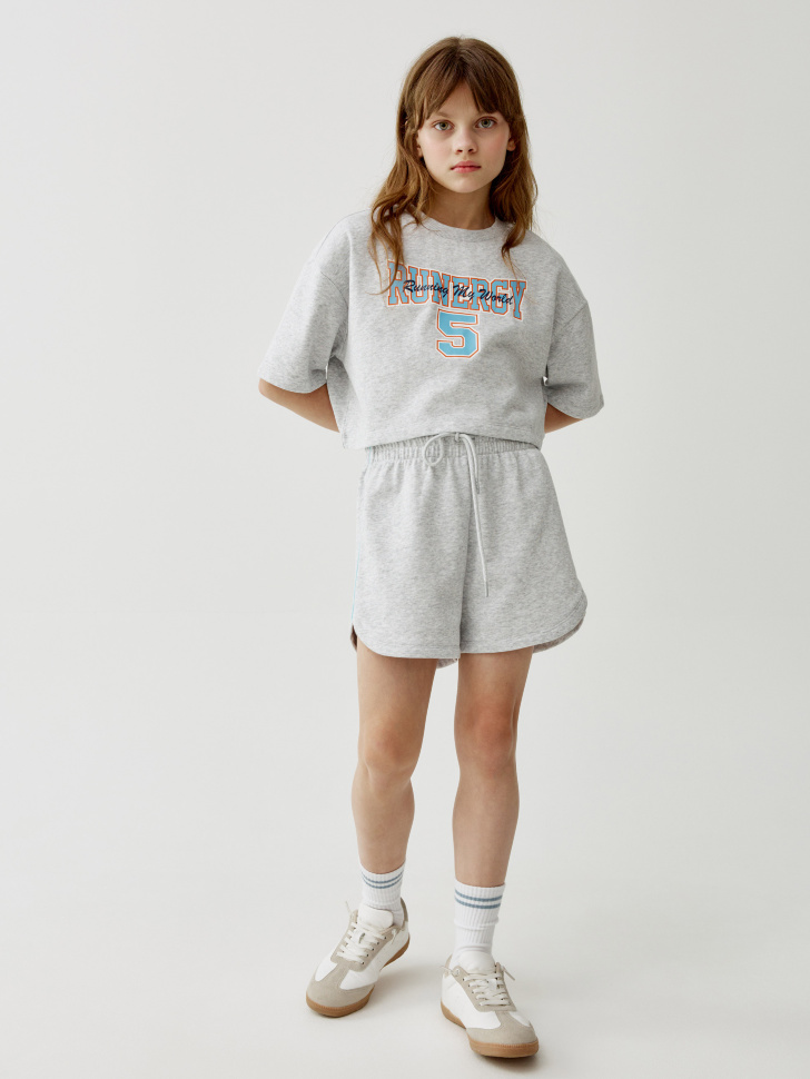 укороченная футболка из футера для девочек от бренда sela вид слева