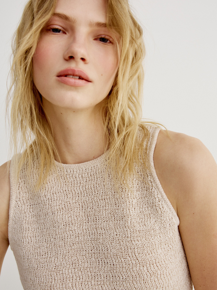 топ приталенный фактурной вязки из россии вид сбоку