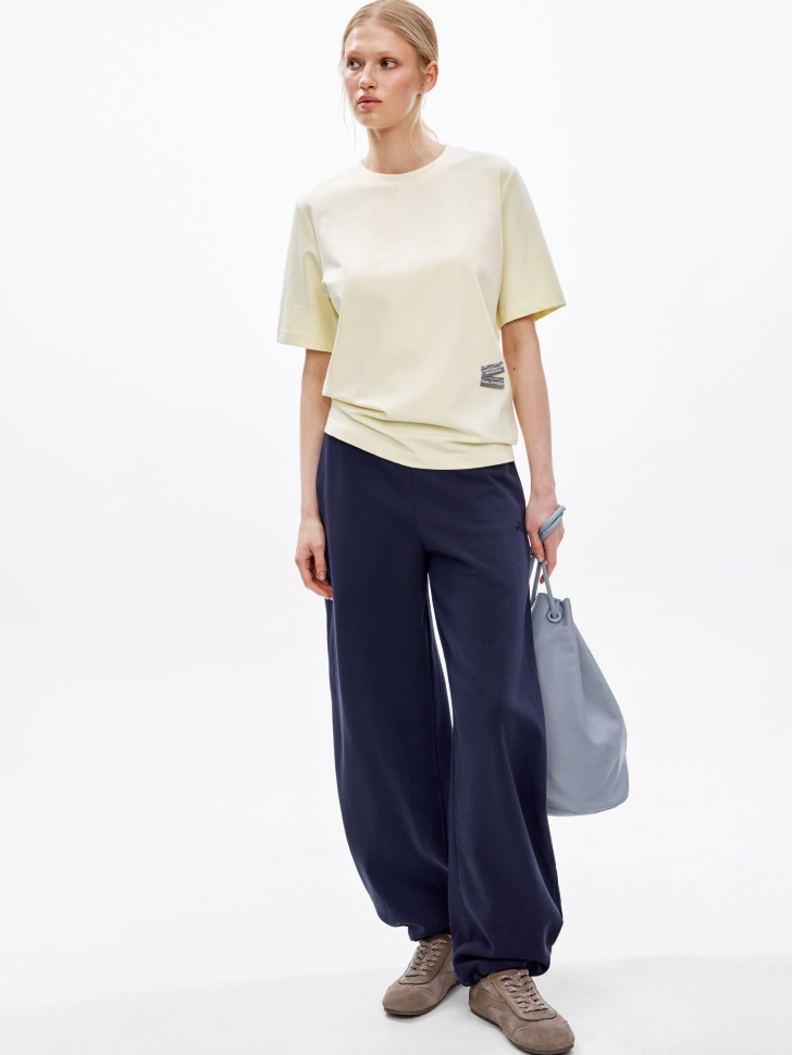 брюки из футера с регулируемыми затяжками по низу от бренда sela вид слева