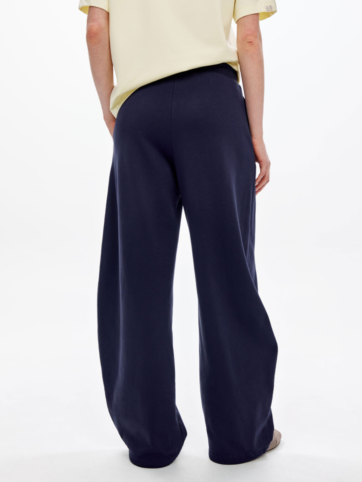 брюки из футера с регулируемыми затяжками по низу по цене 3599 руб вид справа