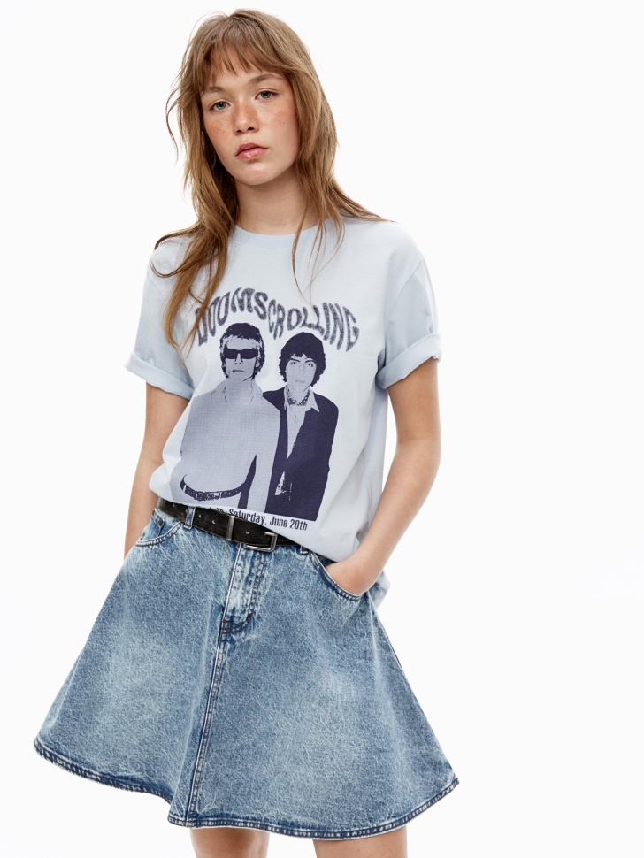 футболка оверсайз с принтом из линейки  young из россии вид сбоку